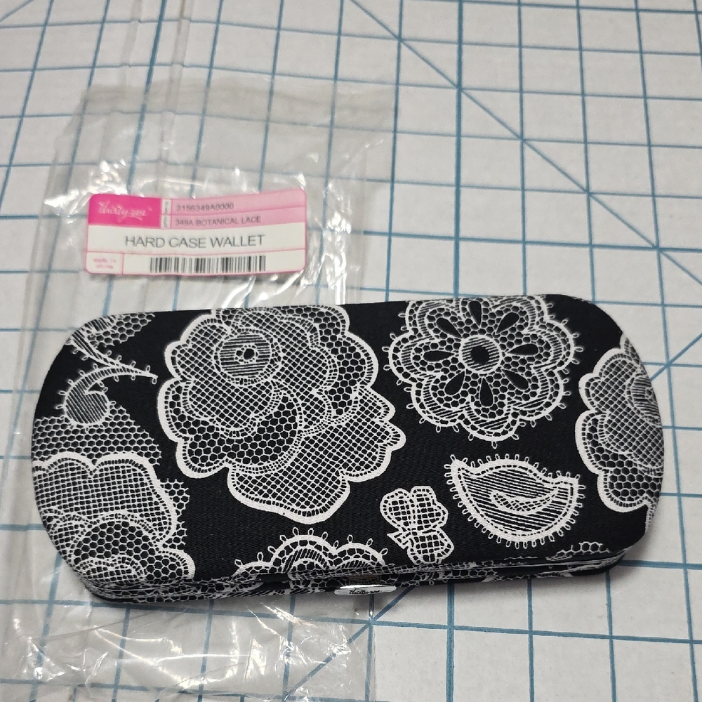 thirty-one Botanical Lace Black and White Hard Case Wallet, NIP